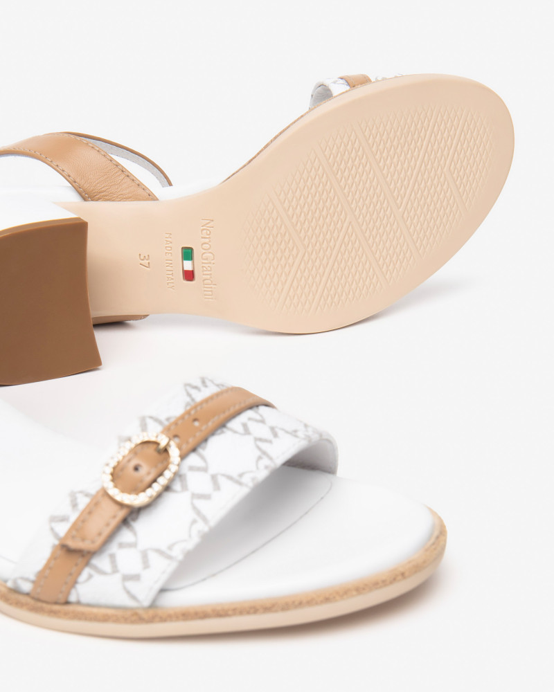 Nero Giardini sandalo bianco con fibbia strass