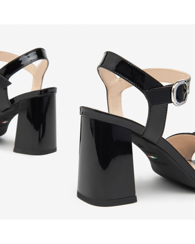 Nero Giardini sandalo in vernice nero con catena