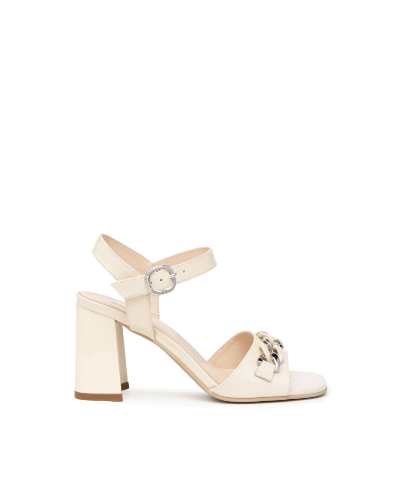 Nero Giardini sandalo in vernice latte con catena